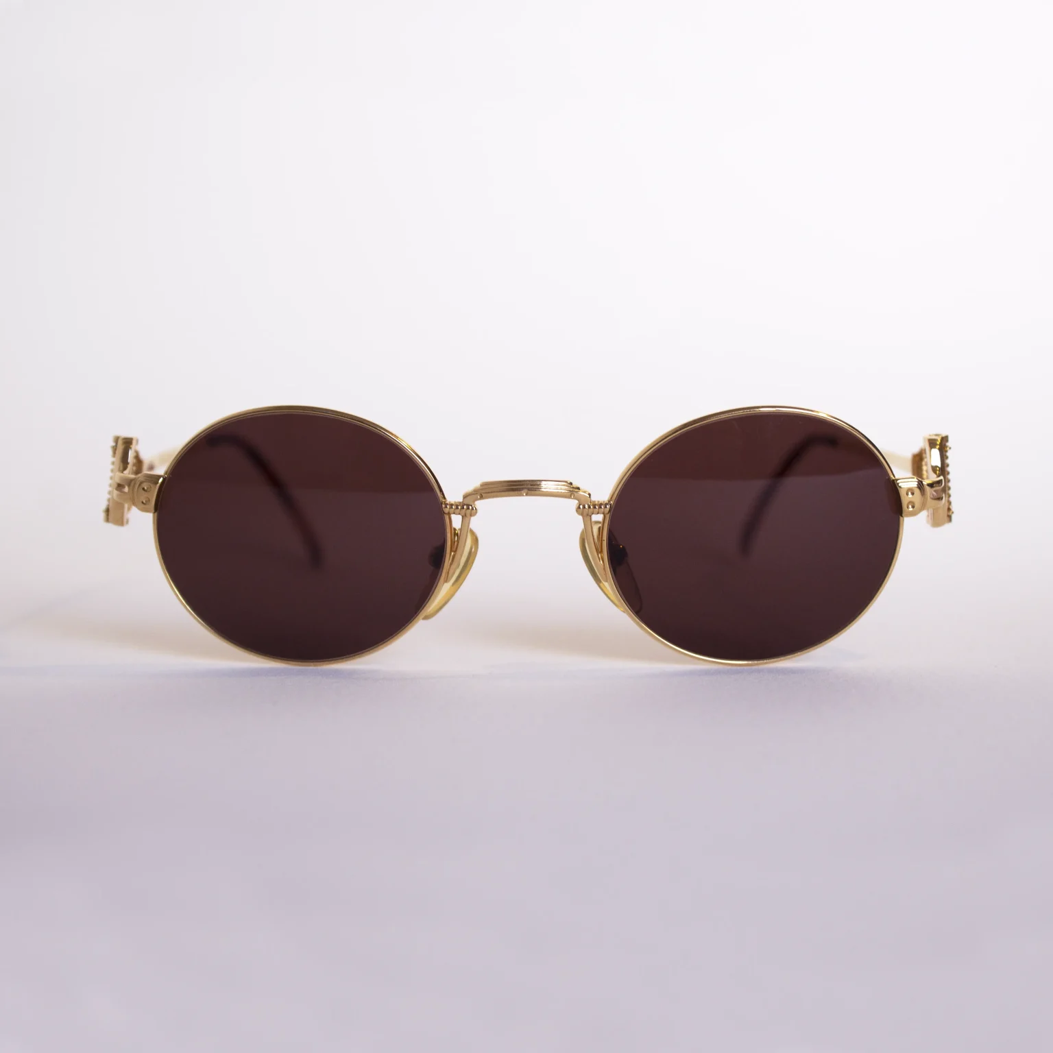 Vista frontal: Gafas vintage Jean Paul Gaultier 55-5106, diseño ovalado en metal dorado con bisagra en espiral.