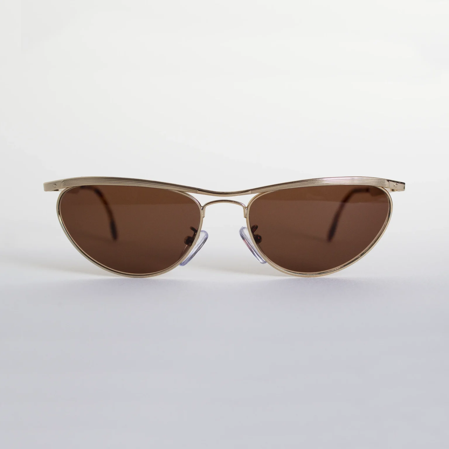 Vista frontal: Gafas vintage Sting 6, diseño Cat-eye en dorado con estrellas grabadas.