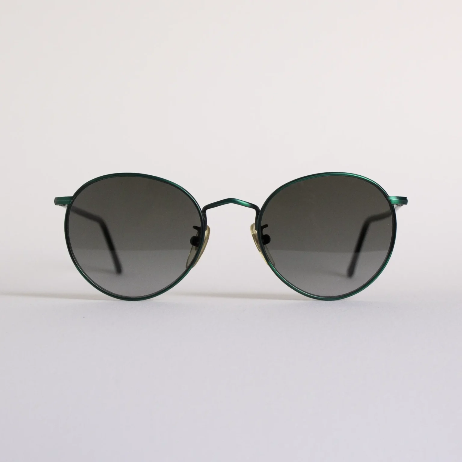 Vista frontal: Gafas vintage Giorgio Armani 92, diseño redondo en verde esmeralda con cristales degradados.