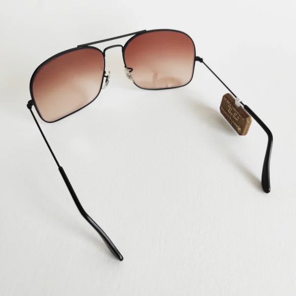 Vista superior: Estructura ligera y estilizada, representando la calidad inconfundible de Ray-Ban