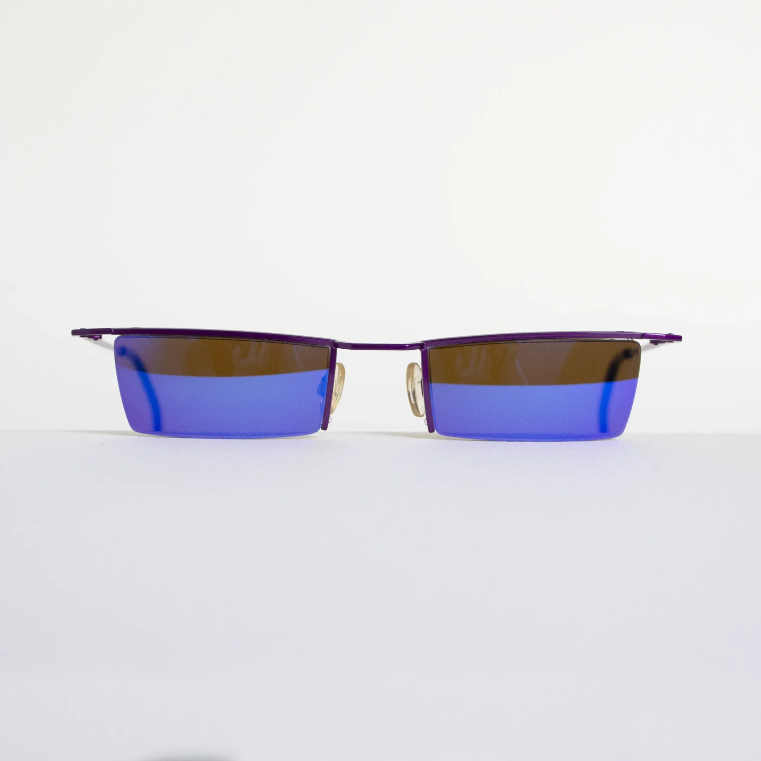 Vista frontal: Gafas vintage Théo Sportster 37, diseño rectangular semi al aire en violeta Voyeur con cristales espejados.